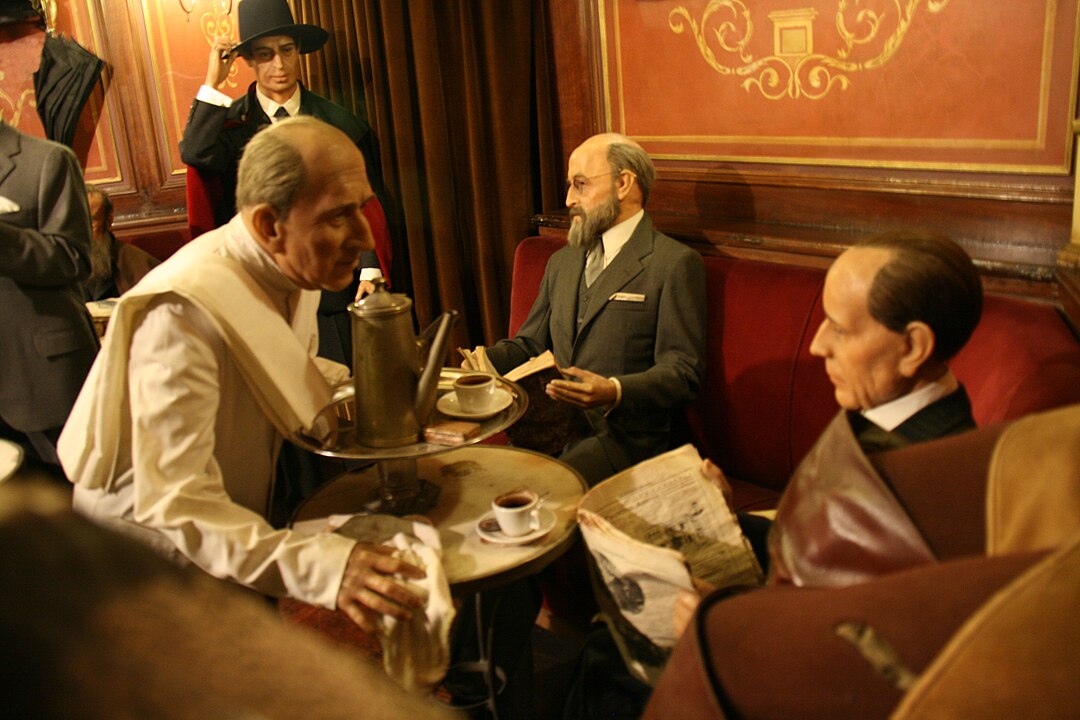 Café Gijón, l’un des cafés historiques les plus emblématiques de Madrid, point de rencontre des intellectuels et artistes depuis le début du XXe siècle