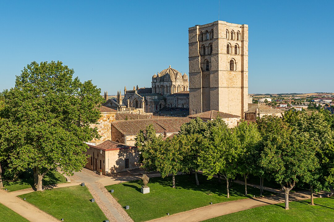 Découvrez la cathédrale de Zamora, son profil inimitable couronne la colline où se trouve la capitale du Duero
