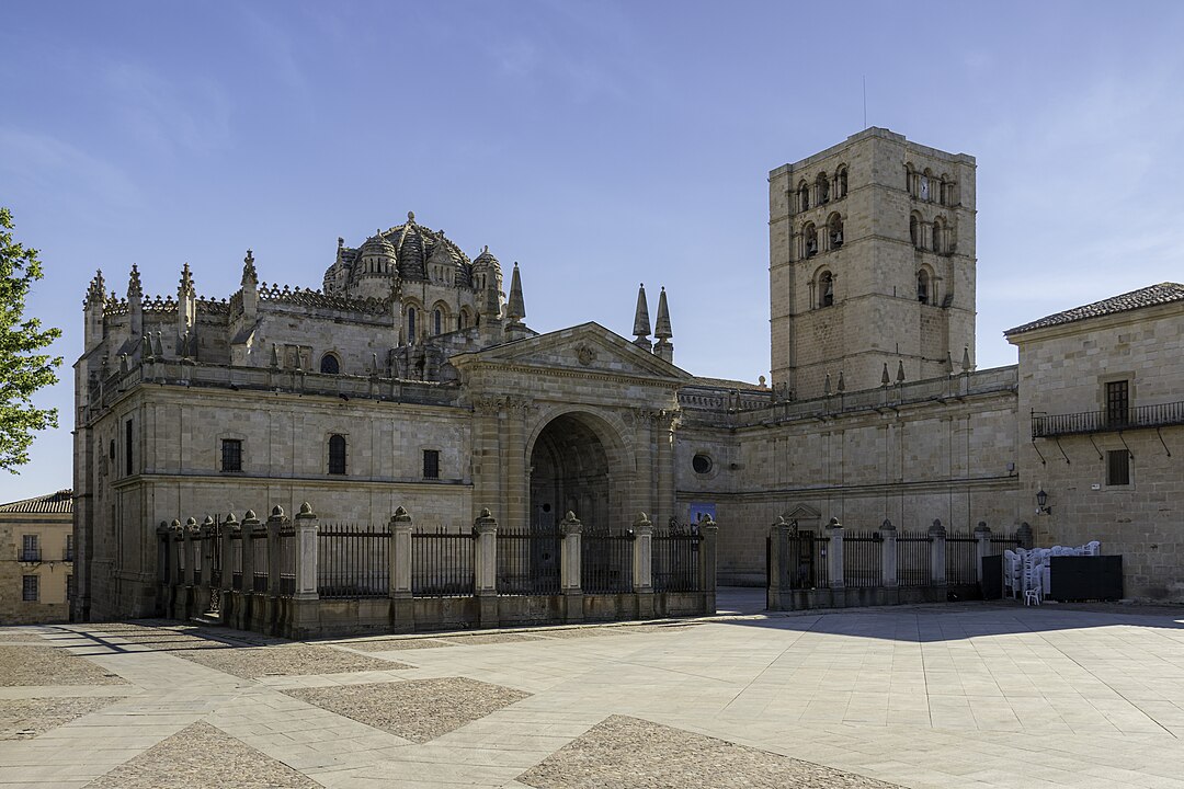 Découvrez la cathédrale de Zamora, son profil inimitable couronne la colline où se trouve la capitale du Duero