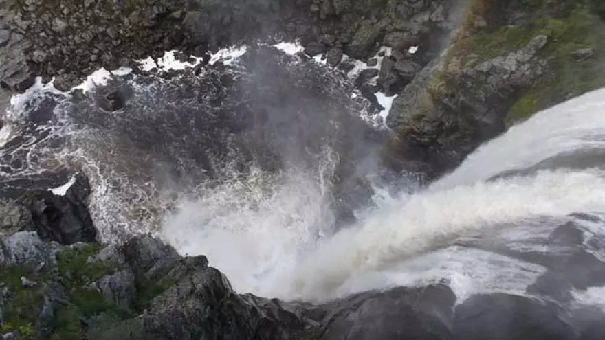 La Cascade Pozo de los Humos, semble surgir d’un saut magique dans le canyon de la rivière Uces, au sud de la province d