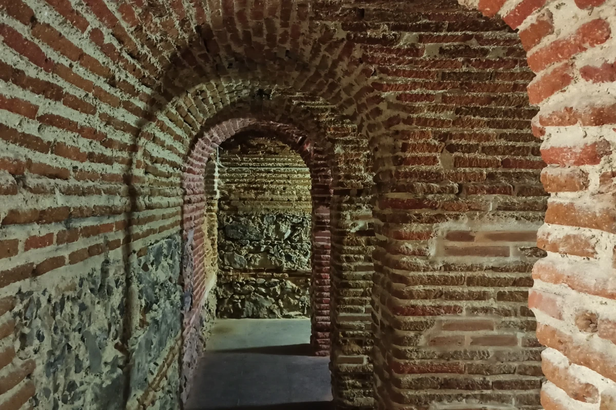 Les cachots de la Cárcel de la Corona à Lavapiés : les geôles cachées sous le Centre pour personnes âgées Antón Martín de Madri